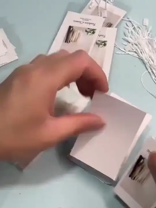 Mãos montando pequenas peças coloridas de acessórios.
